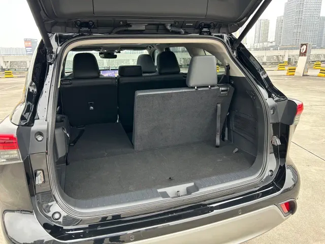 Toyota Highlander — Фото автомобиля 10