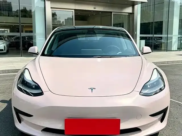 Tesla Model 3 — Фото автомобиля 2