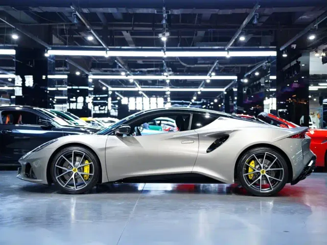 Lotus Emira — Фото автомобиля 4