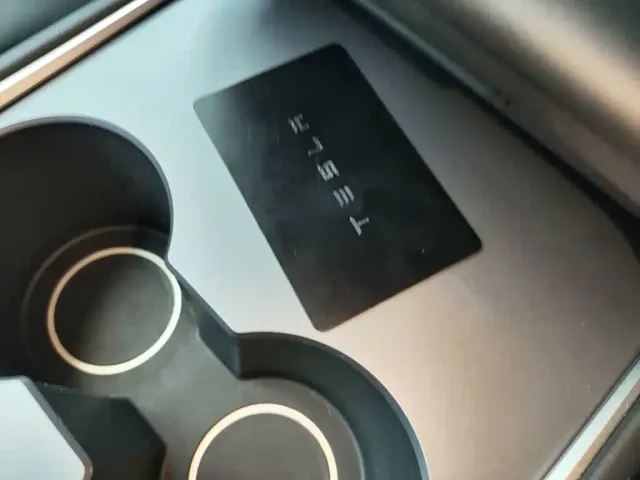 Tesla Model Y — Фото автомобиля 8