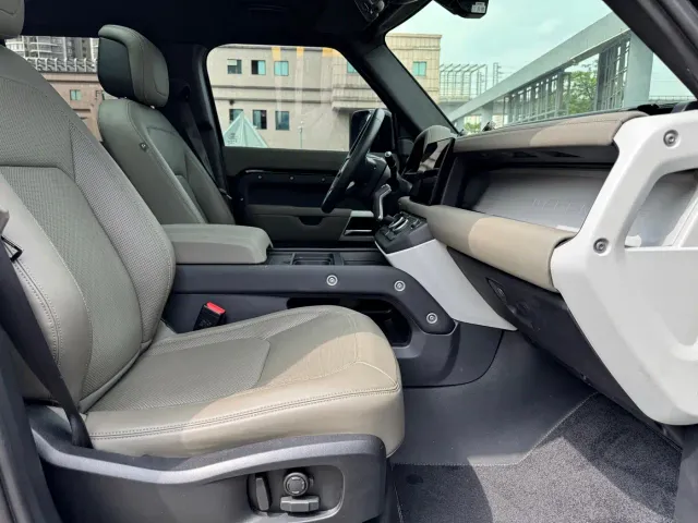 Land Rover Defender — Фото автомобиля 12
