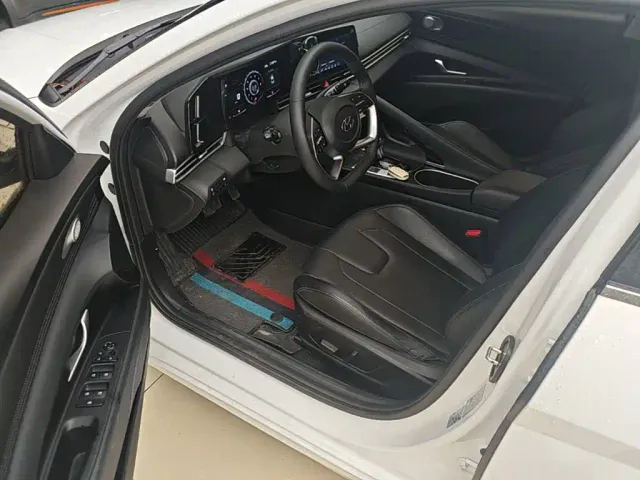 Hyundai Elantra — Фото автомобиля 15