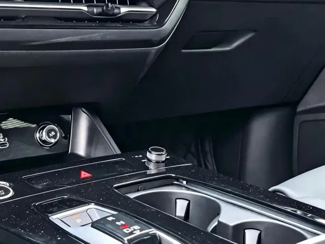 Audi Q6L e-tron — Фото автомобиля 6