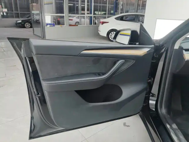 Tesla Model Y — Фото автомобиля 7