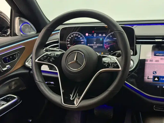 Mercedes-Benz E-Class — Фото автомобиля 12