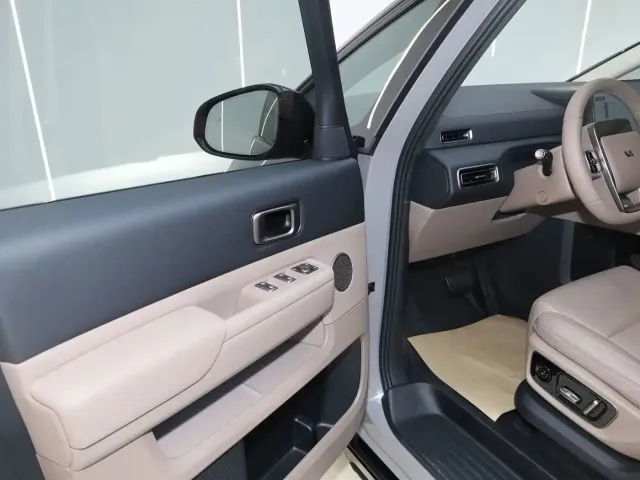 Li Auto MEGA — Фото автомобиля 7