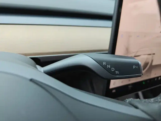 Tesla Model Y — Фото автомобиля 13