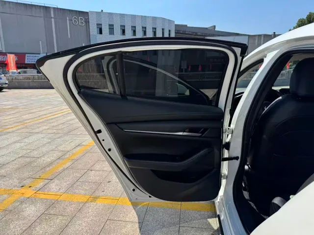 Mazda Axela — Фото автомобиля 14