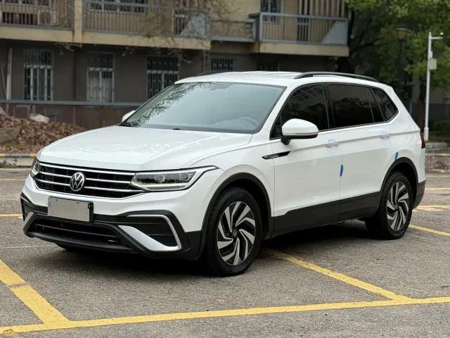 Фотография автомобиля — Volkswagen Tiguan L