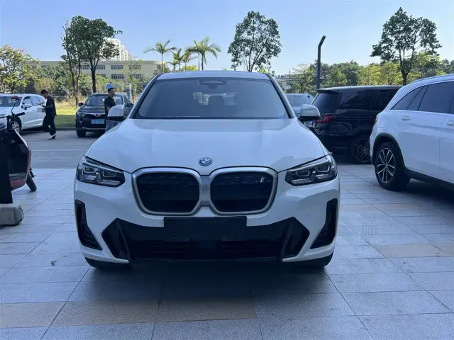 BMW iX3 — Фото автомобиля 2