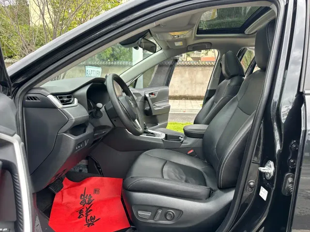 Toyota RAV4 — Фото автомобиля 7