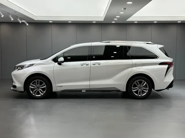 Toyota Sienna — Фото автомобиля 7