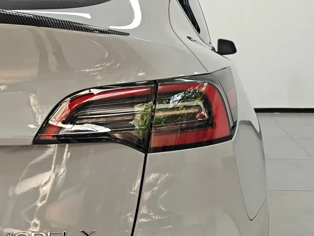Tesla Model Y — Фото автомобиля 8