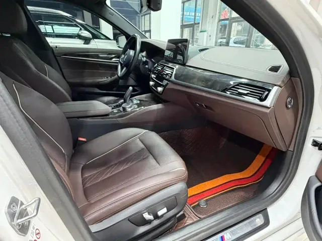 BMW 5 Series — Фото автомобиля 11