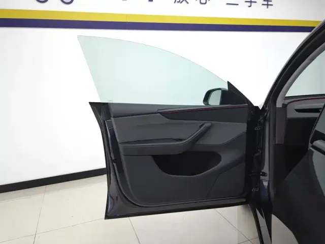 Tesla Model Y — Фото автомобиля 7