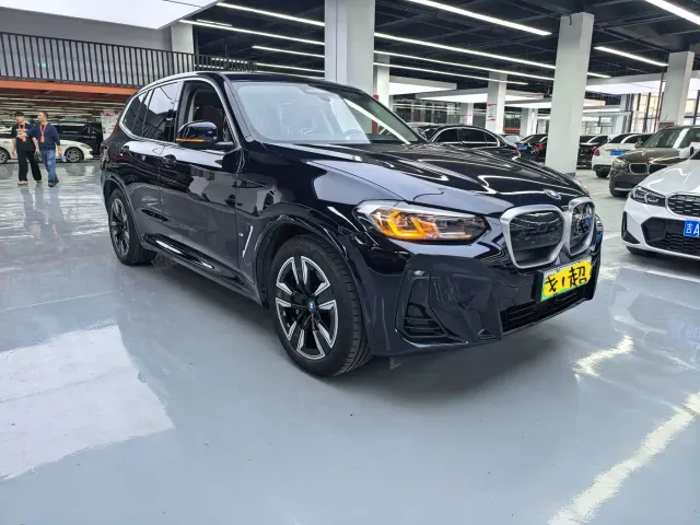 BMW iX3 — Фото автомобиля 3