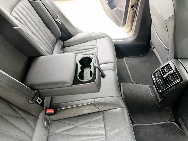 Volkswagen Passat — Фото автомобиля 16