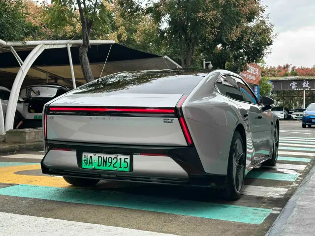 Xpeng P7 — Фото автомобиля 8