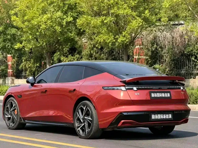Lynk & Co Z10 — Фото автомобиля 7