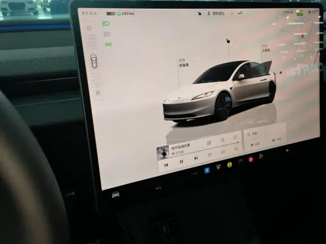 Tesla Model 3 — Фото автомобиля 14