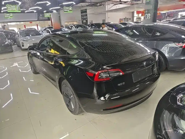 Tesla Model 3 — Фото автомобиля 4