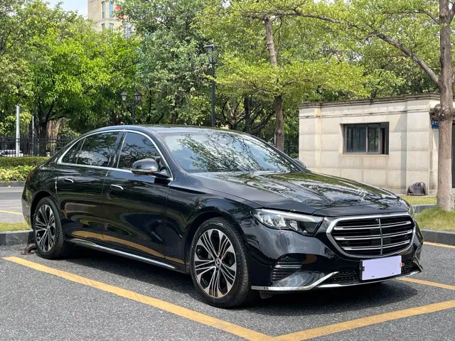 Mercedes-Benz E-Class — Фото автомобиля 3