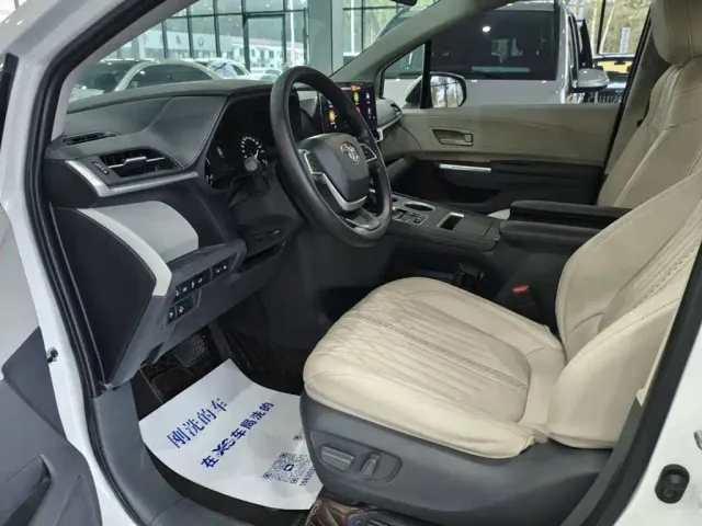 Toyota Sienna — Фото автомобиля 9