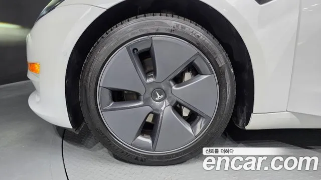 Tesla Model 3 — Фото автомобиля 5