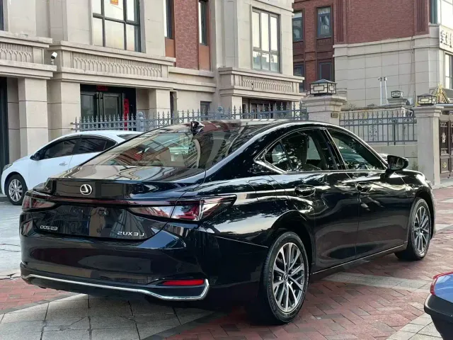 Lexus ES — Фото автомобиля 7