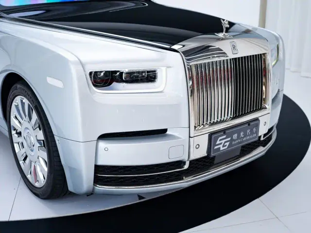 Rolls-Royce Phantom — Фото автомобиля 24