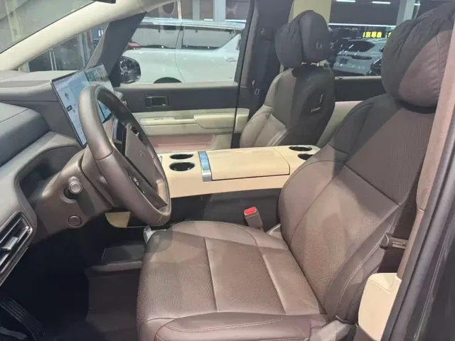 Li Auto MEGA — Фото автомобиля 9
