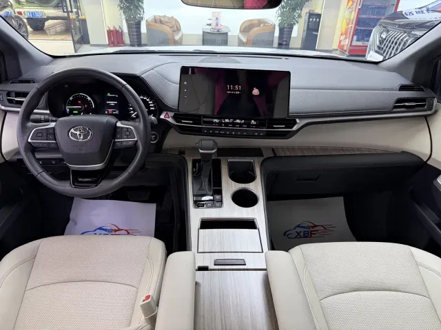 Toyota Sienna — Фото автомобиля 5