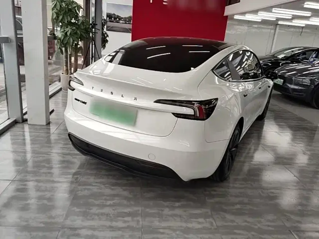 Tesla Model 3 — Фото автомобиля 6