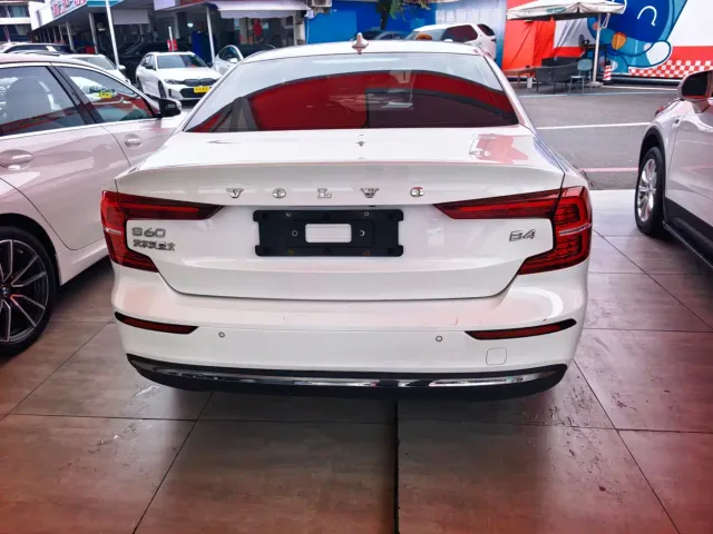 Volvo S60 — Фото автомобиля 9