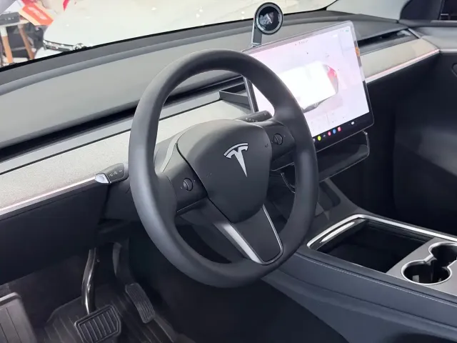 Tesla Model Y — Фото автомобиля 5
