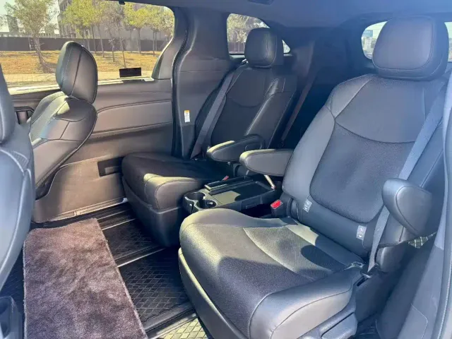 Toyota Sienna — Фото автомобиля 6