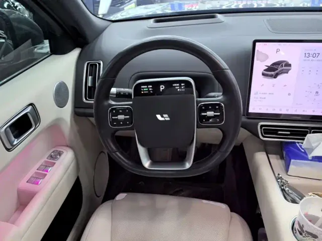 Li Auto L8 — Фото автомобиля 10