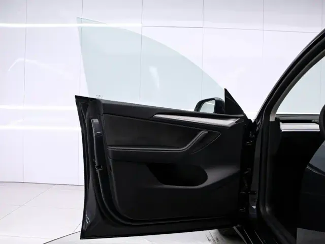 Tesla Model Y — Фото автомобиля 11
