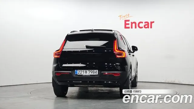 Вольво XC40 B4 Black Edition — Фото автомобиля 2