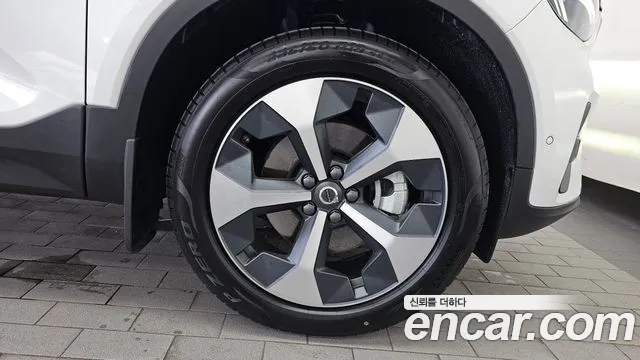 Volvo XC40 — Фото автомобиля 6