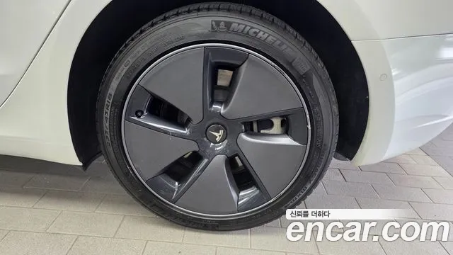 Tesla Model 3 — Фото автомобиля 19