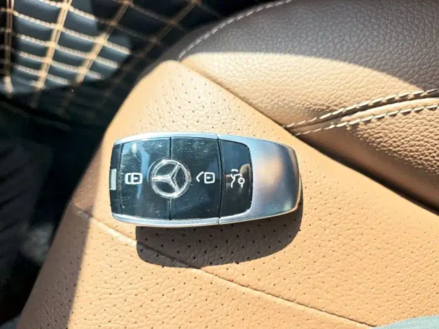 Mercedes-Benz E-Class — Фото автомобиля 8