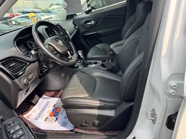 Jeep Cherokee — Фото автомобиля 3