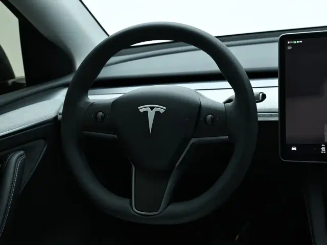 Tesla Model Y — Фото автомобиля 16
