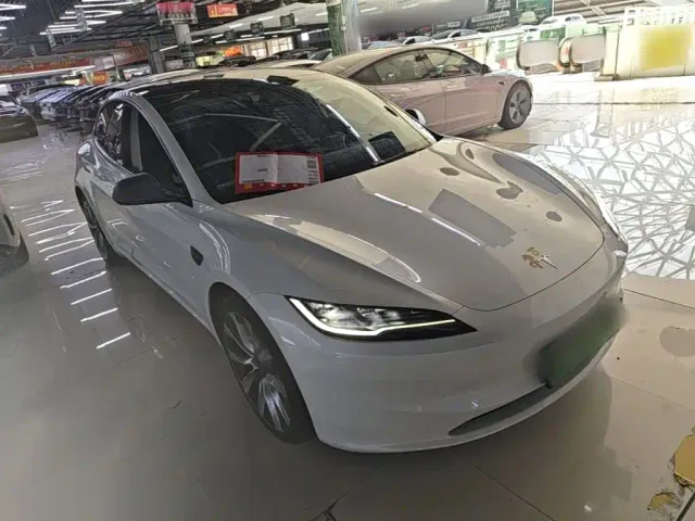 Tesla Model 3 — Фото автомобиля 3