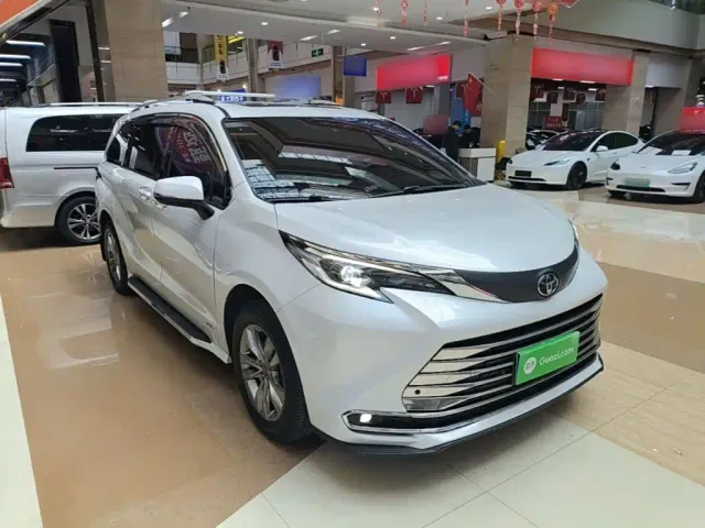 Toyota Sienna — Фото автомобиля 3