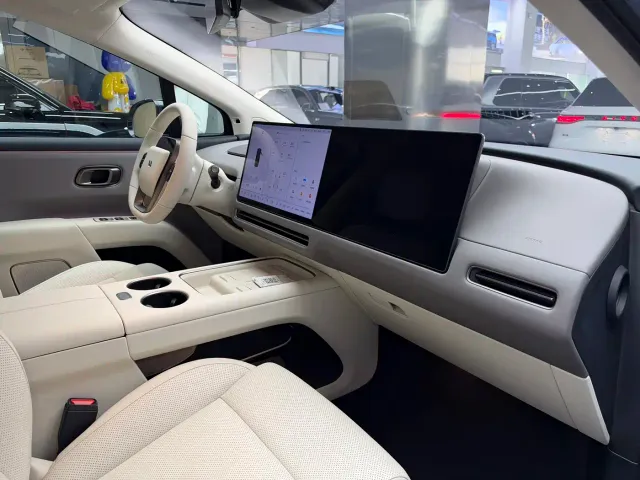 Li Auto i8 — Фото автомобиля 13