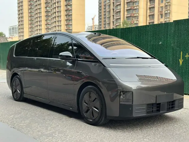 Li Auto MEGA — Фото автомобиля 3