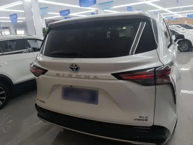 Toyota Sienna — Фото автомобиля 3