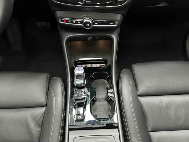Volvo XC40 — Фото автомобиля 10
